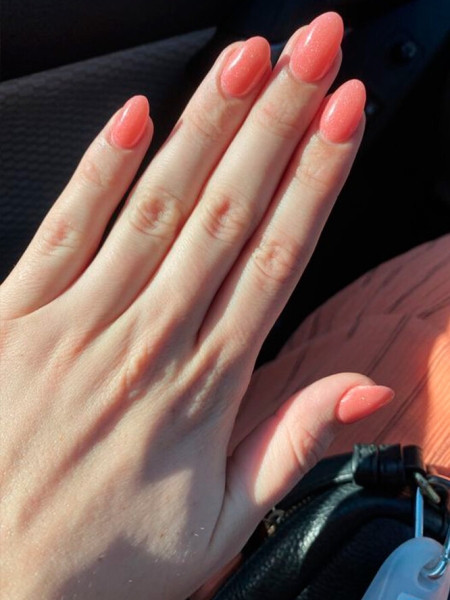 10 идей маникюра в главном цвете 2024 года по версии Pantone — однотонные и нарядные варианты