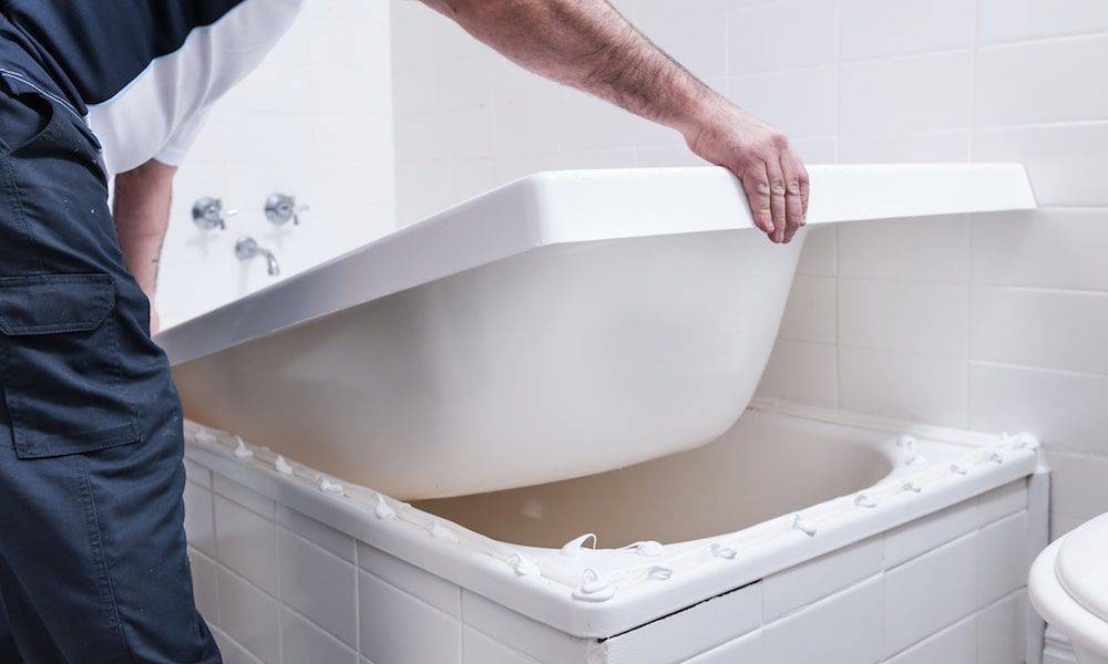 Акриловый вкладыш для ванны: быстрый и доступный способ восстановления старой сантехники