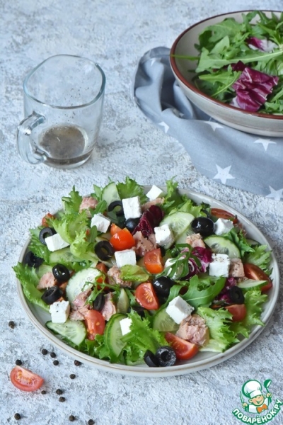 Легкий салат с тунцом и фетой