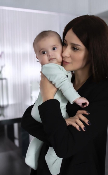Малышка уже снялась в сериале: Равшана Куркова перестала прятать лицо дочки