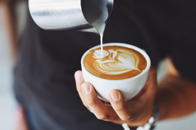 С какого возраста можно пить кофе детям и подросткам: нормы кофеина