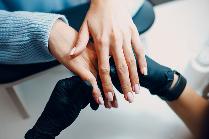 Бороздки на ногтях: почему ногти становятся ребристыми и как вернуть им здоровую гладкость