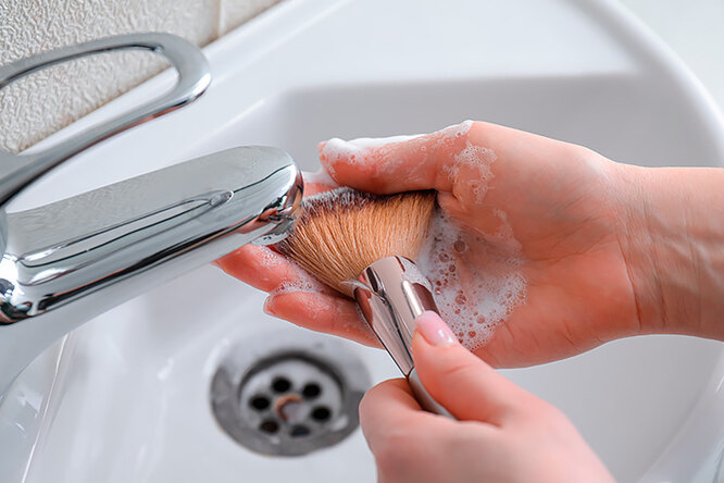 Как мыть кисти для макияжа из разных материалов, чтобы они выглядели как новые: инструкция от эксперта