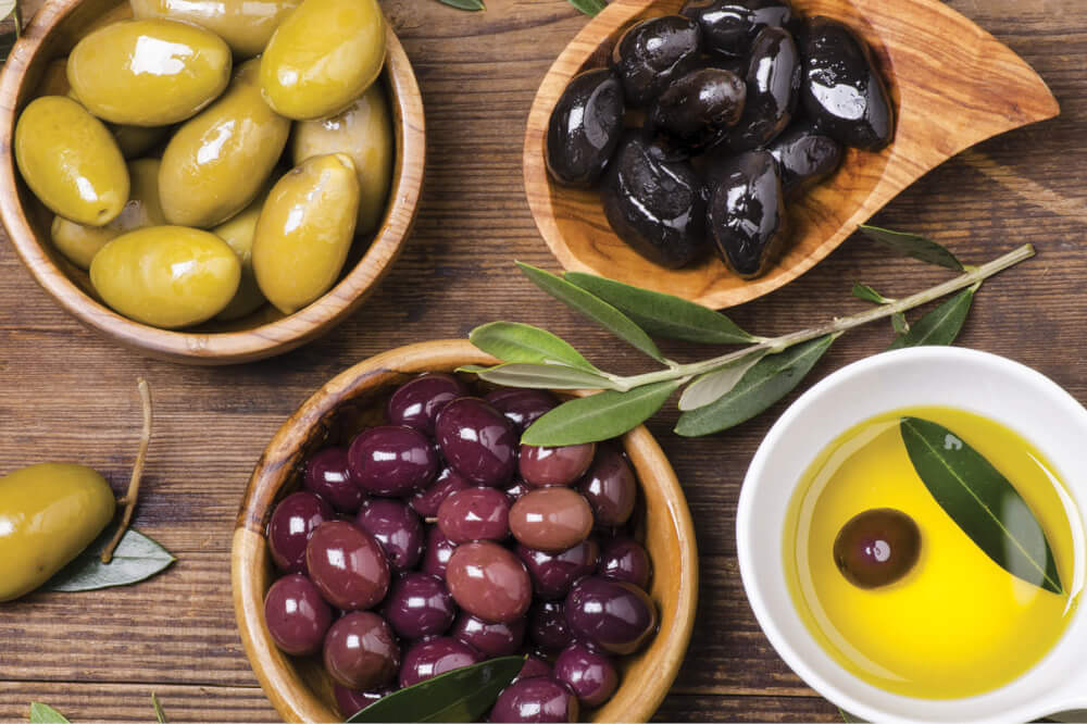 Маслины и оливки: сравнение процессов консервации и влияние на вкус