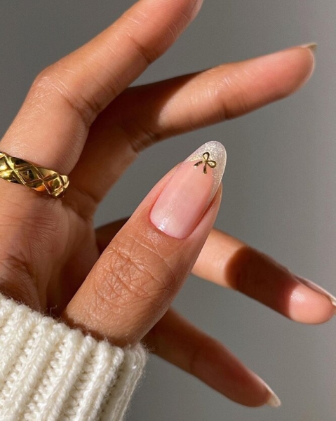 Ногти в бантик: 18 милых идей самого популярного маникюра зимы в соцсетях