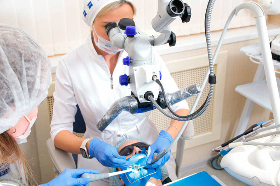 Преимущества лечения зубных каналов под микроскопом: высокое качество и бережное отношение к тканям