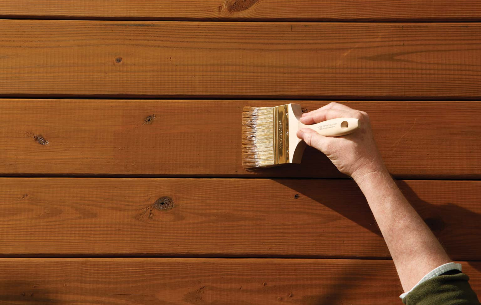 Профессиональная внутренняя и внешняя покраска деревянного дома: секреты и тонкости процесса