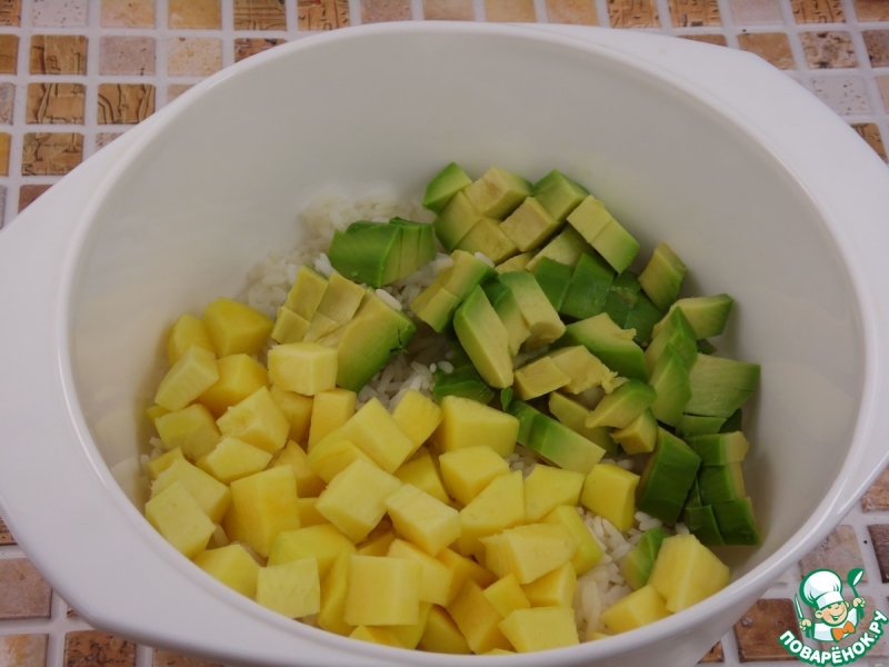 Салат с рисом, тунцом и манго