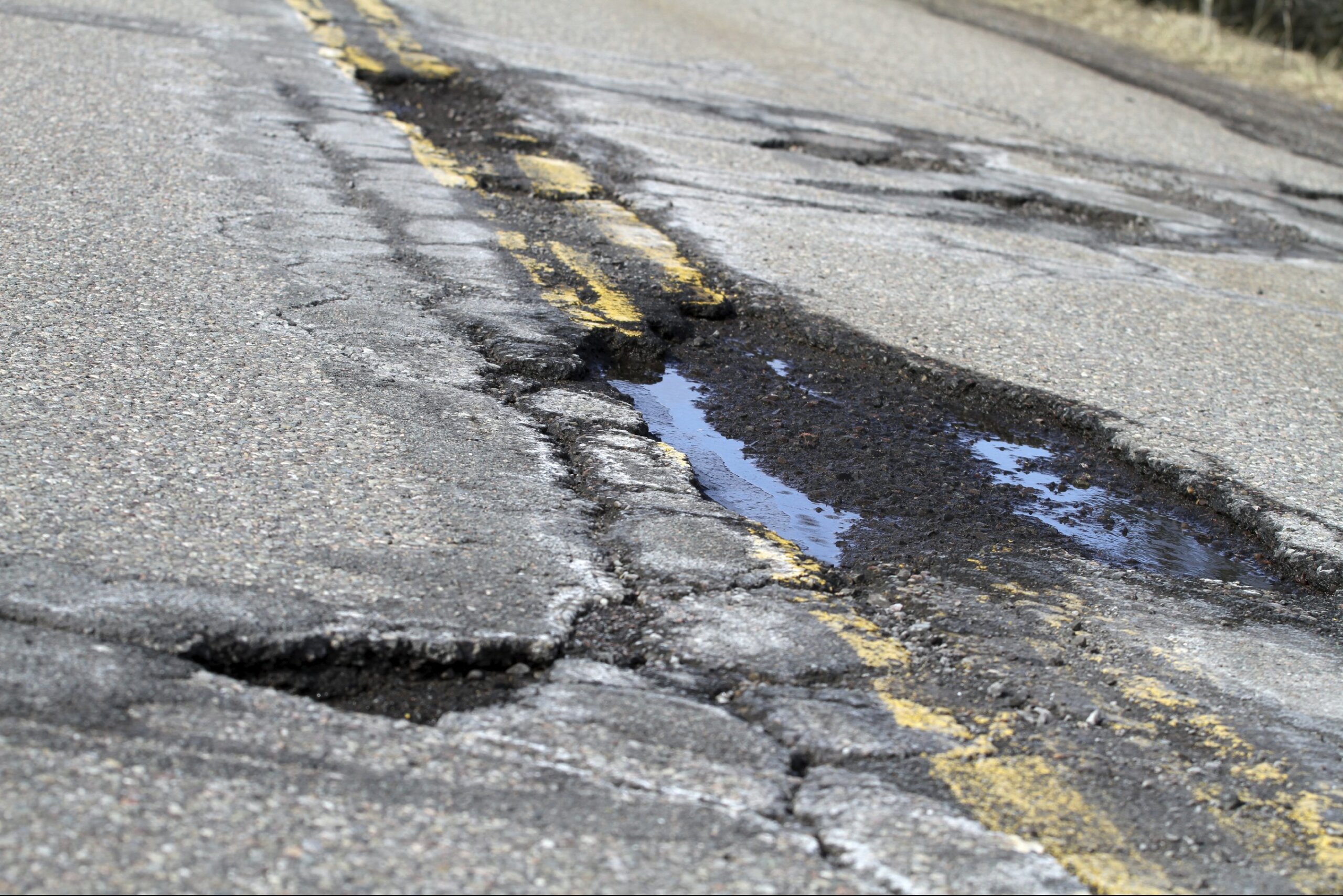 Ямочный ремонт дорог: зачем он нужен и как его проводят