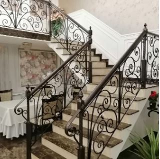 Кованые перила для лестниц в интерьере дома: особенности выбора и сочетания с дизайном помещения