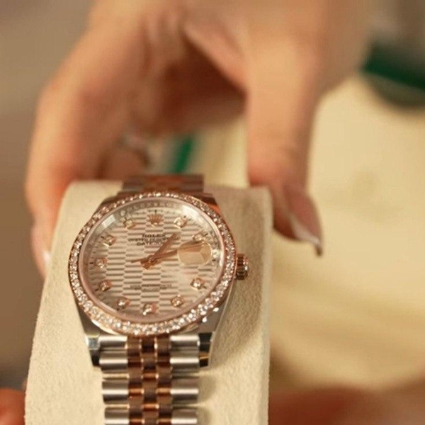 Квартира, брендовые сумки, дерзкое белье и часы Rolex от Бустера: Дилара Зинатуллина хвастается подарками